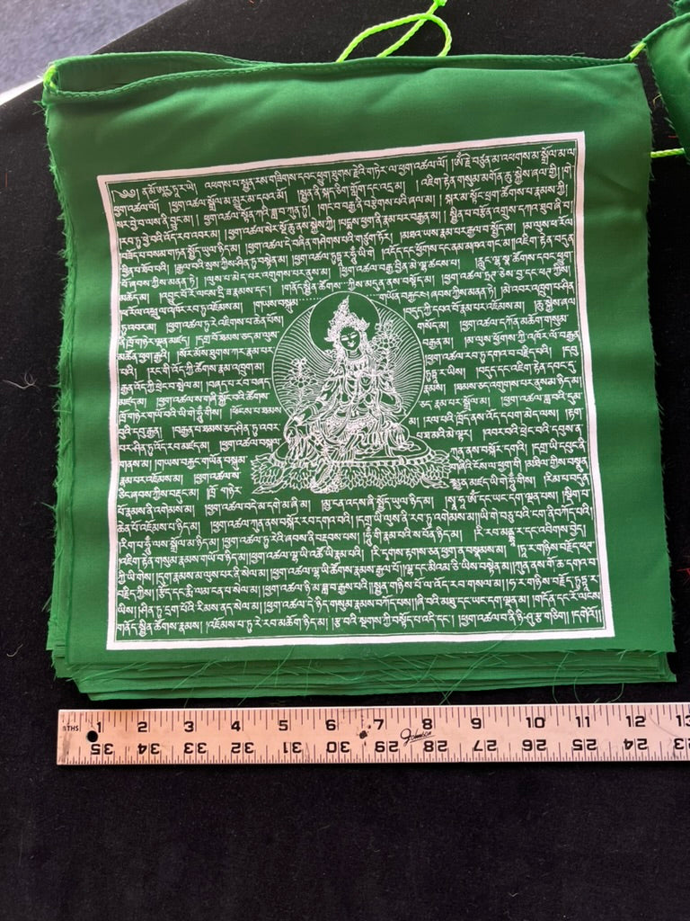 Tara verte | Drapeaux de prière tibétains | 13x13 | Ensemble de 25 | Tout vert | Jetsun Dölma
