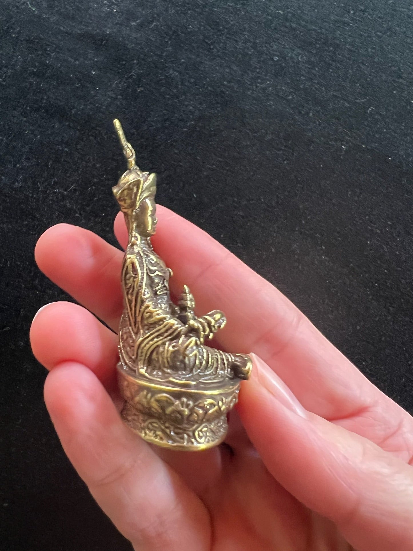Petite statue de luxe de Guru Rinpoché (style 2) | Fait à la main | 3 pouces | Gourou Padmasambhava | Lotus né