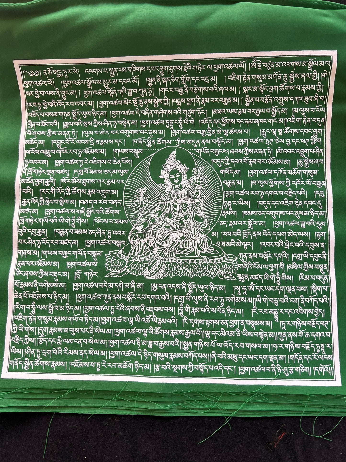 Tara verte | Drapeaux de prière tibétains | 13x13 | Ensemble de 25 | Tout vert | Jetsun Dölma