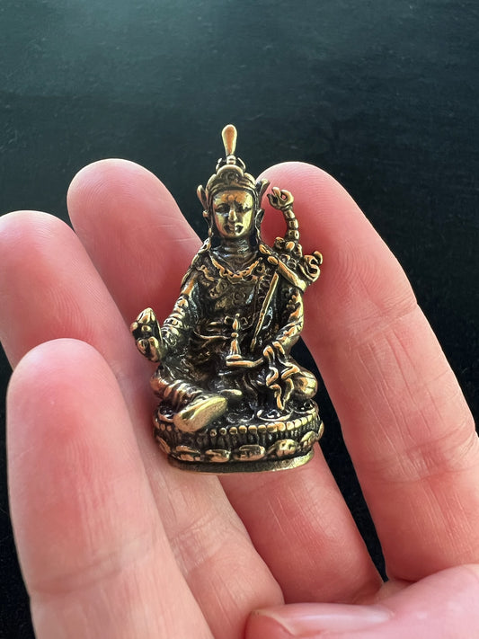 Petite statue de Guru Rinpoché | Fait à la main | 1,75 pouces par 1 pouces | Padmasambhava