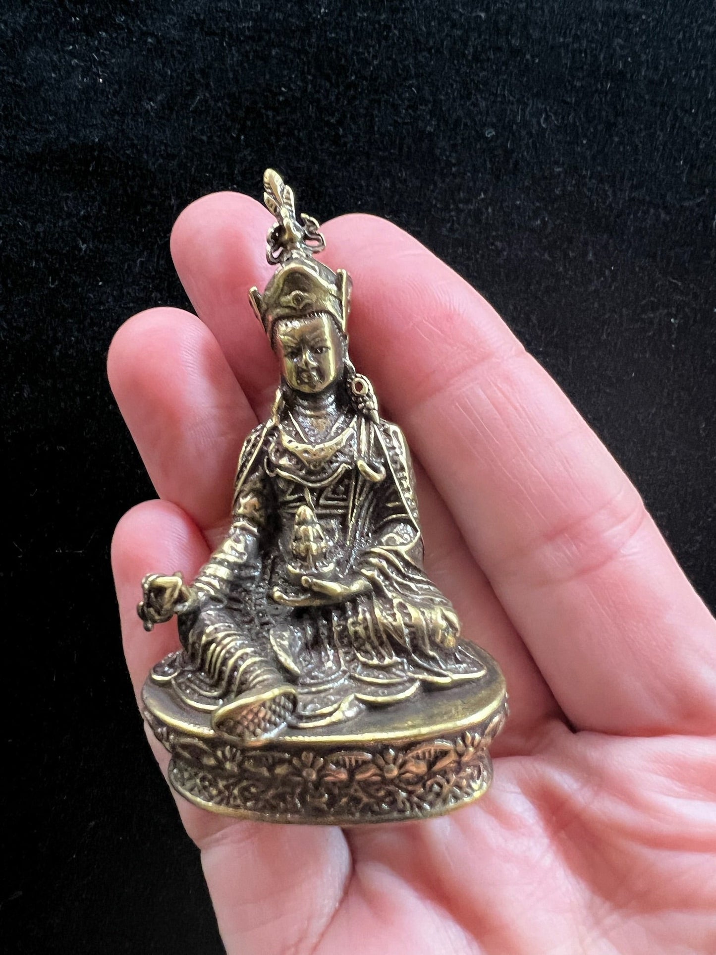 Estatua pequeña de lujo de Guru Rinpoche (Estilo 2) | Hecho a mano | 3 pulgadas | Gurú Padmasambhava | Nacido loto