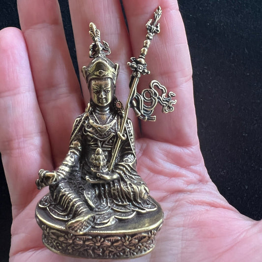 Petite statue de luxe de Guru Rinpoché (style 2) | Fait à la main | 3 pouces | Gourou Padmasambhava | Lotus né