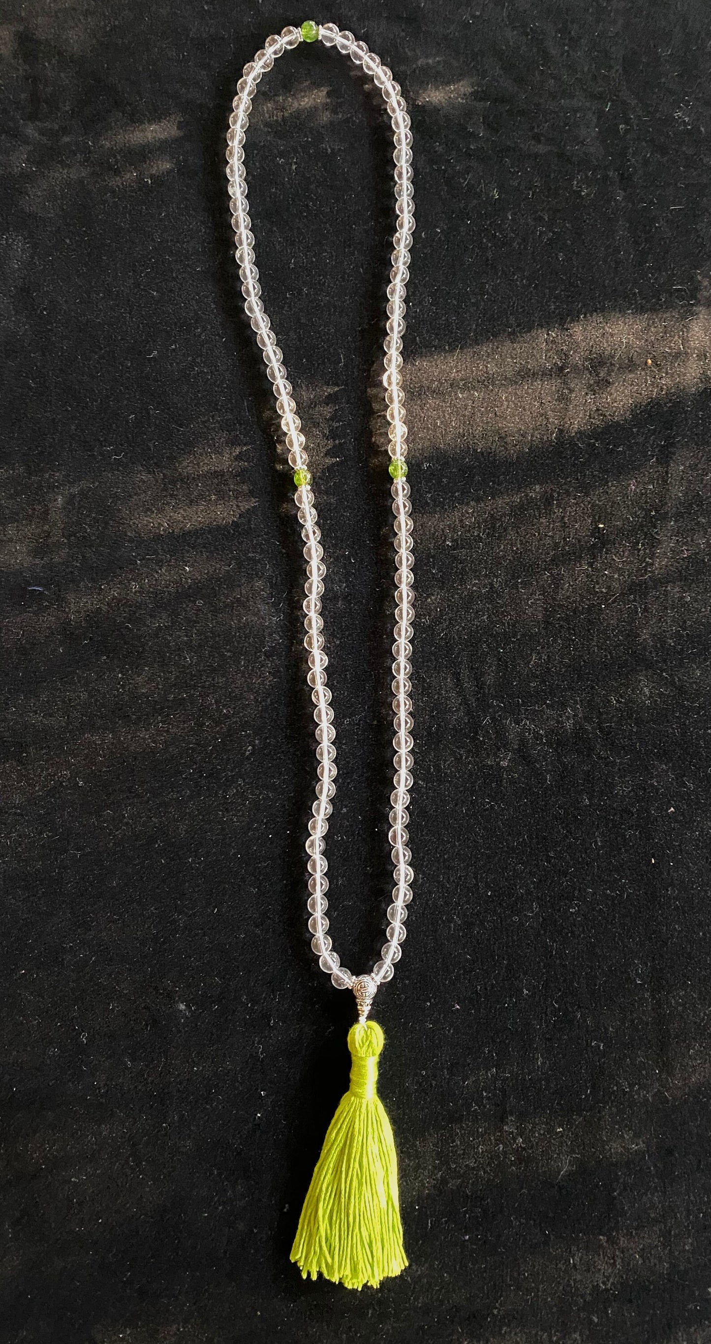Collier Mala fait à la main en quartz | 108 perles de cristal de quartz clair et 3 perles péridot | 8 mm | Pochette de rangement gratuite | Perles tibétaines Mala | Prière