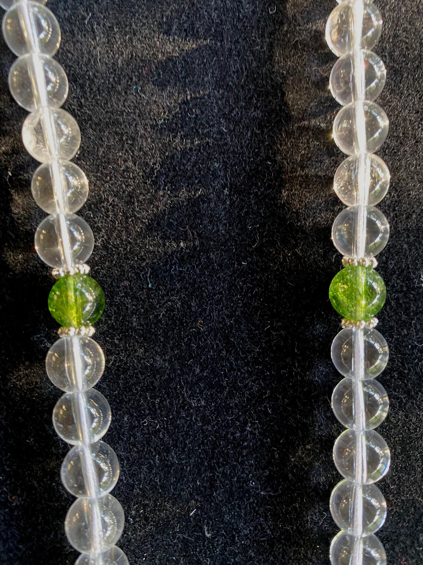 Collier Mala fait à la main en quartz | 108 perles de cristal de quartz clair et 3 perles péridot | 8 mm | Pochette de rangement gratuite | Perles tibétaines Mala | Prière